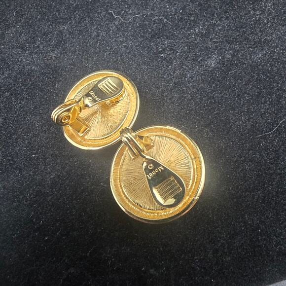 Monet White Round Clip On Earrings Gold Tone Vintage Jewelry - Picture 3 of 7